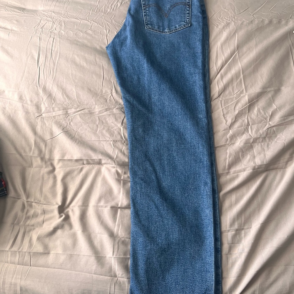 Levi's Classic Blue Jeans - Picture 13 of 16